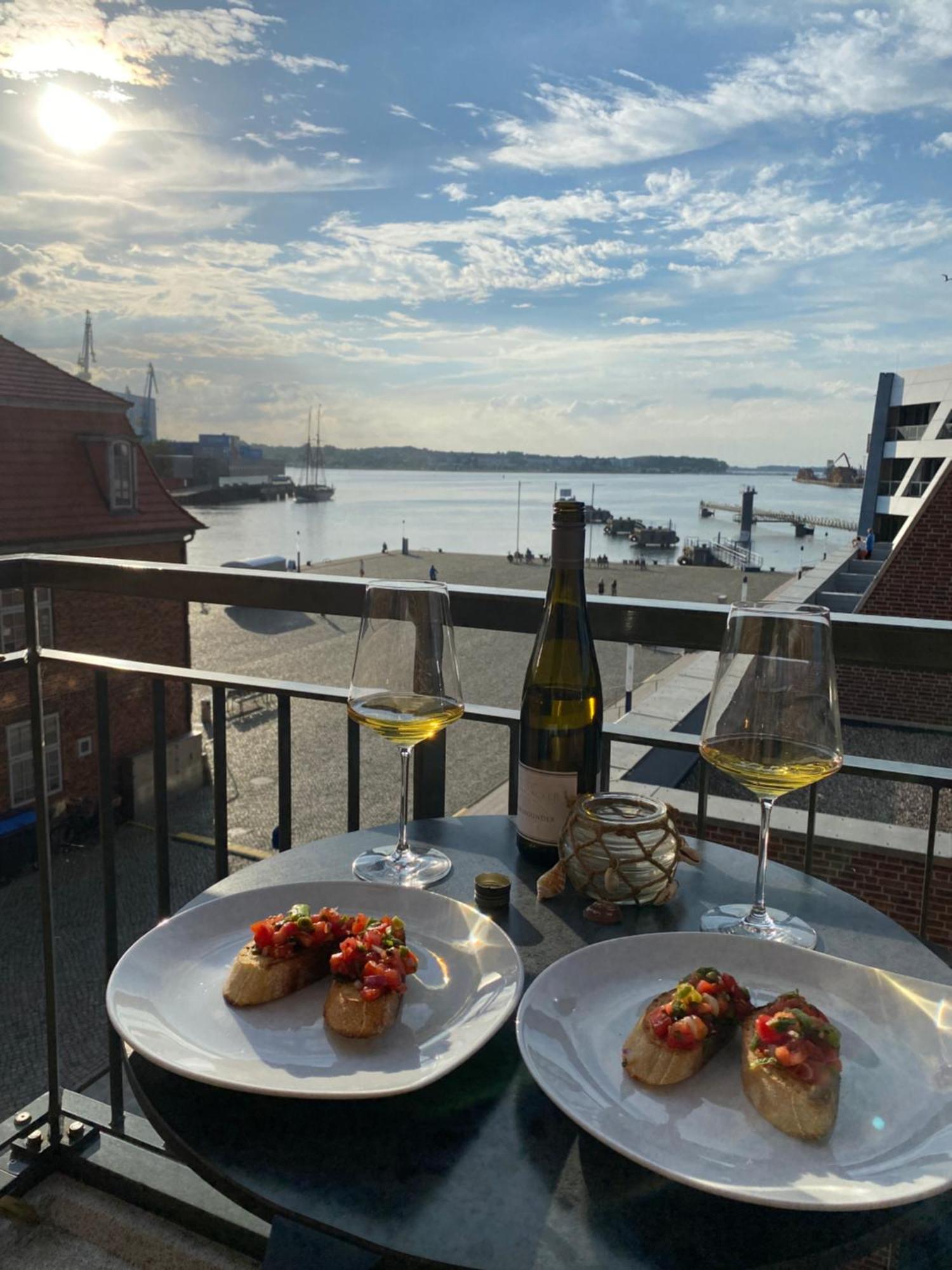 Meerblick, Balkon Und Private Sauna Im Historischen Getreidespeicher Wismar Luaran gambar